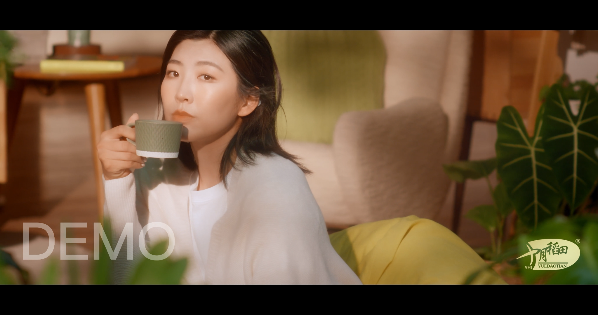 女生喝茶